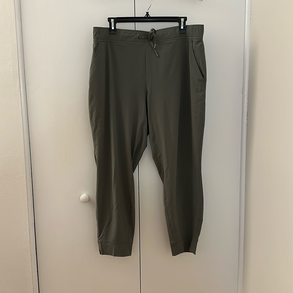 Eddie Bauer Women's Escapelite crop pants size Large